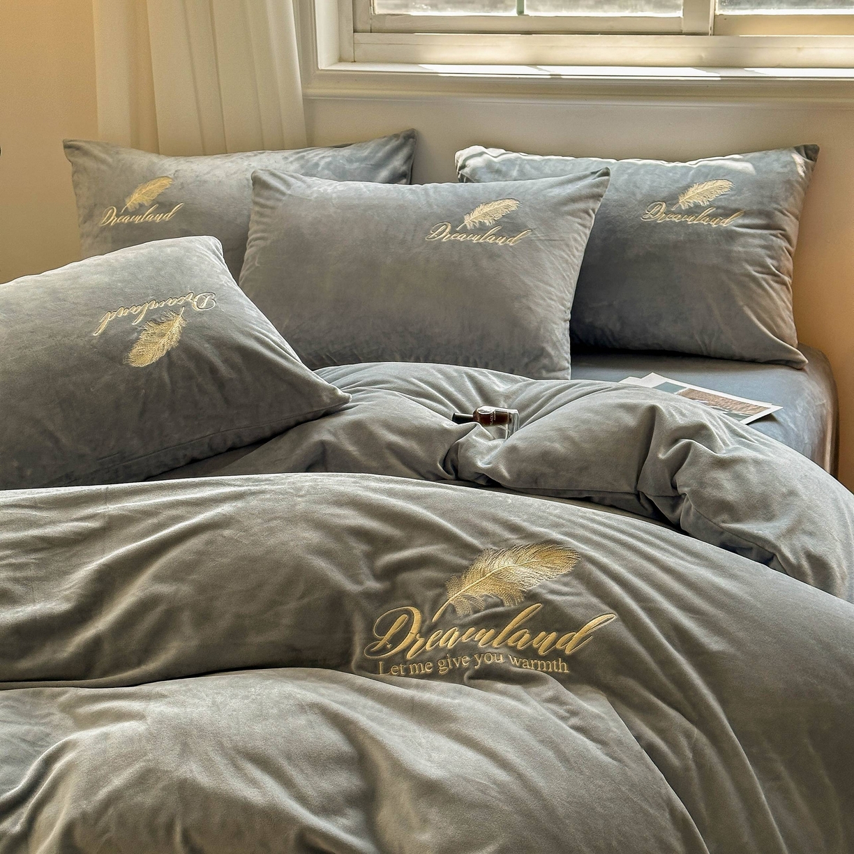 91家纺网 家纺一手货源 找家纺 爱彼家纺 2025新款牛奶绒刺绣四件套--羽毛系列-风格一 羽毛-浅灰