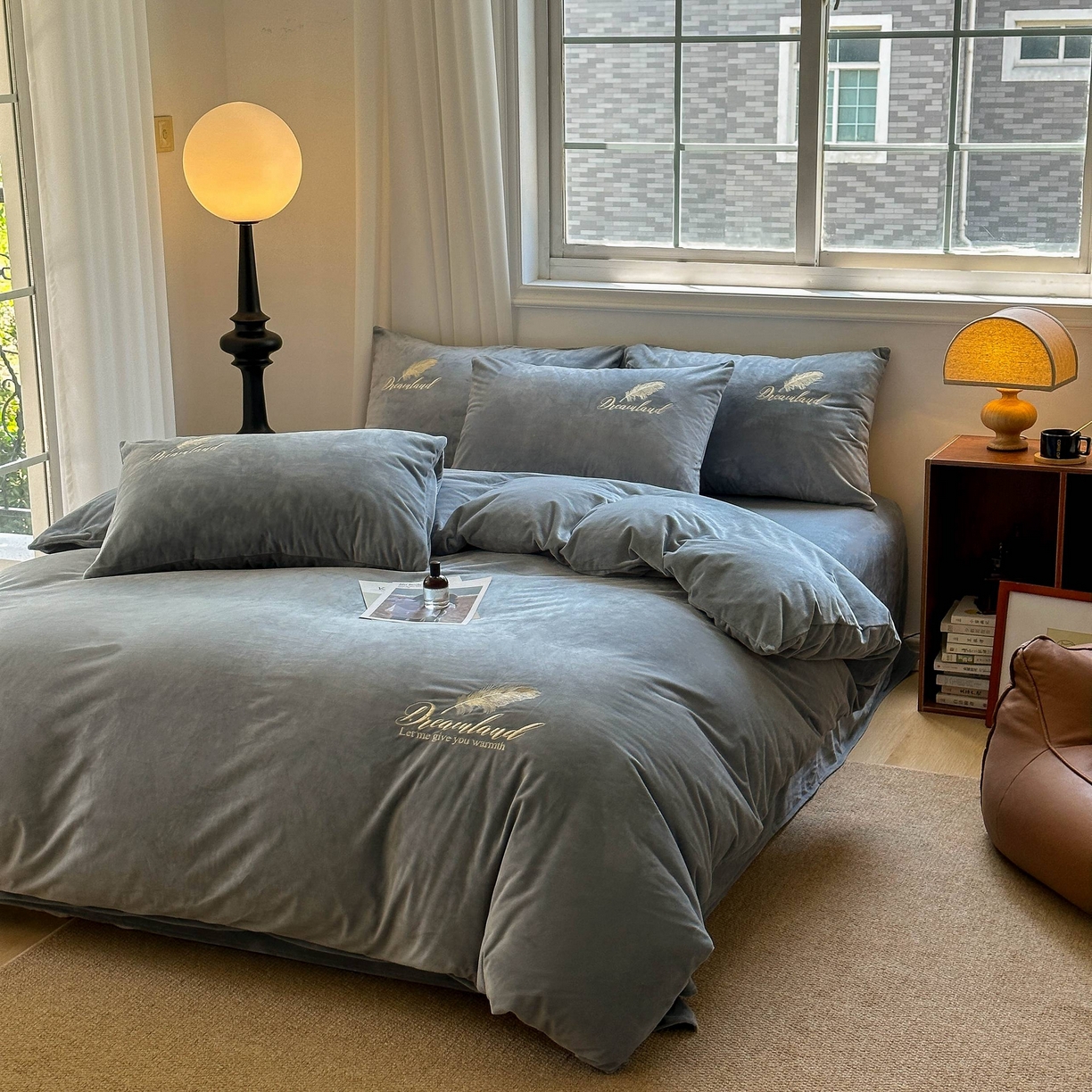 91家纺网 家纺一手货源 找家纺 爱彼家纺 2025新款牛奶绒刺绣四件套--羽毛系列-风格一 羽毛-浅灰