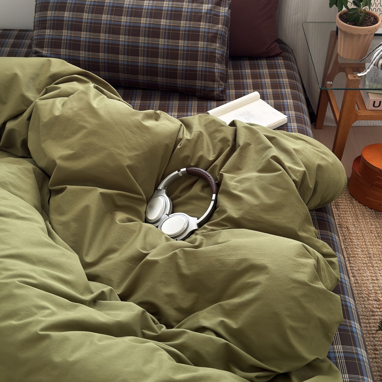 91家纺网 家纺一手货源 找家纺 玖弘家居 2025新款纯色被套格子单混搭四件套 海岸蓝格-橄榄绿(枕套格子+巧克力棕）