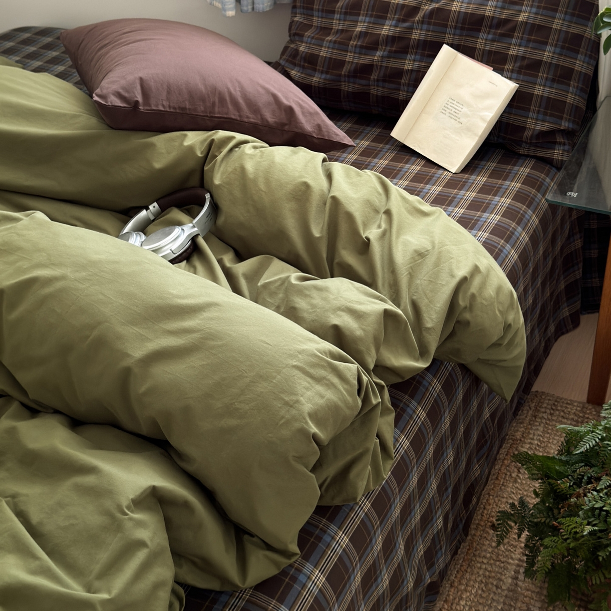 91家纺网 家纺一手货源 找家纺 玖弘家居 2025新款纯色被套格子单混搭四件套 海岸蓝格-橄榄绿(枕套格子+巧克力棕）