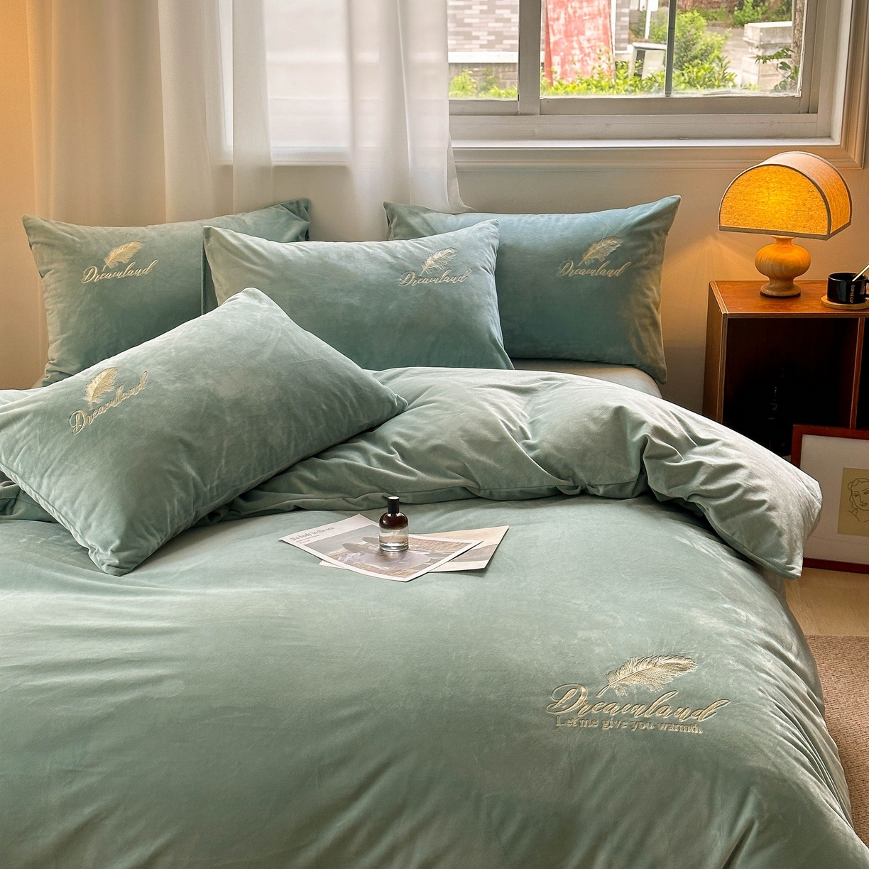 91家纺网 家纺一手货源 找家纺 爱彼家纺 2025新款牛奶绒刺绣四件套--羽毛系列-风格一 羽毛-浅水绿