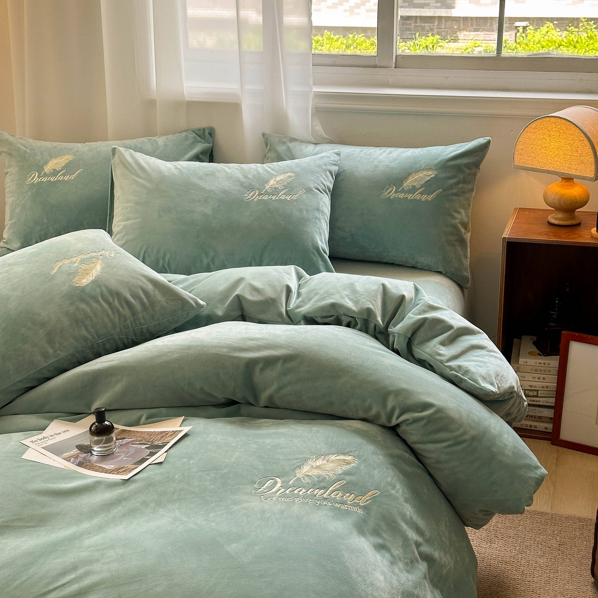 91家纺网 家纺一手货源 找家纺 爱彼家纺 2025新款牛奶绒刺绣四件套--羽毛系列-风格一 羽毛-浅水绿