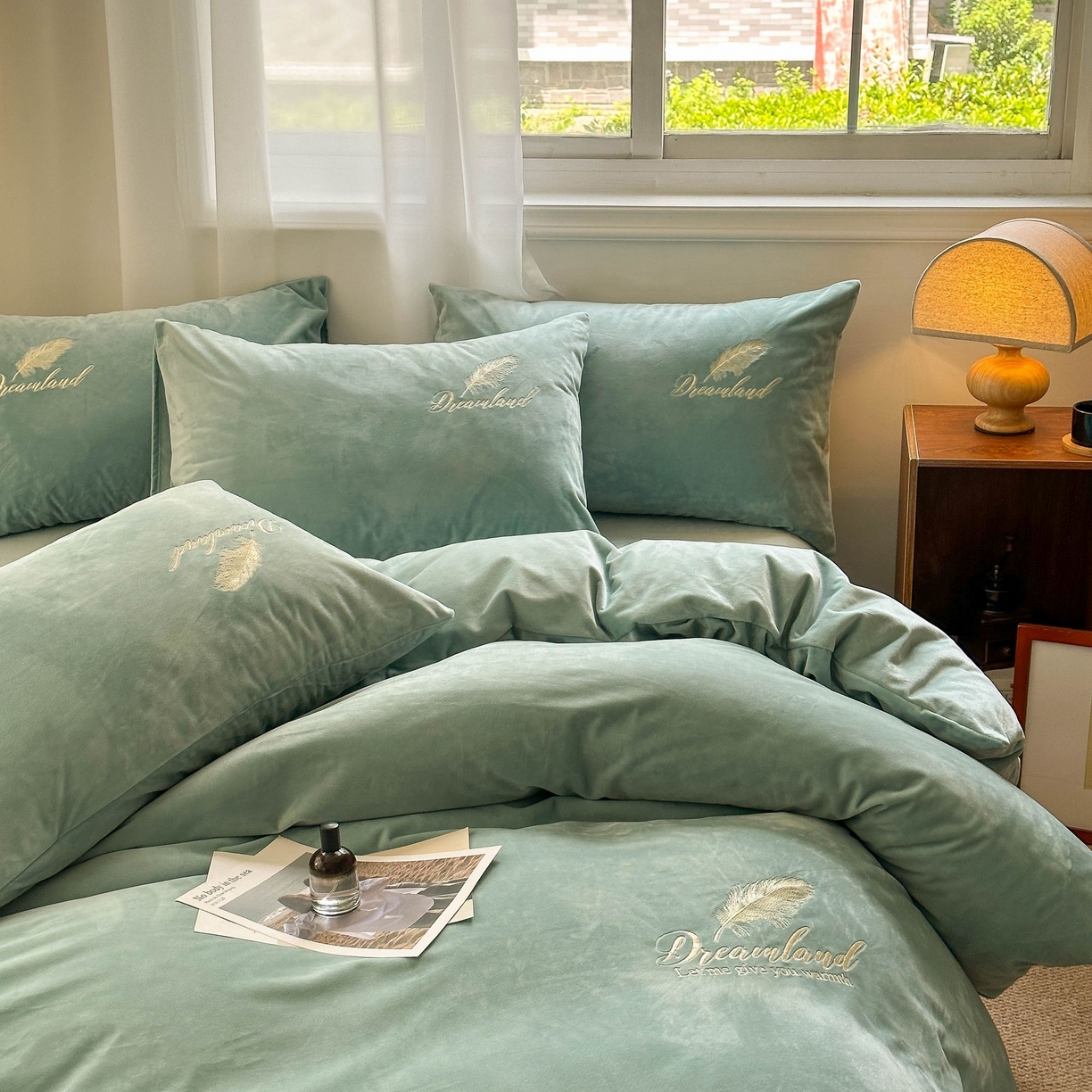 91家纺网 家纺一手货源 找家纺 爱彼家纺 2025新款牛奶绒刺绣四件套--羽毛系列-风格一 羽毛-浅水绿