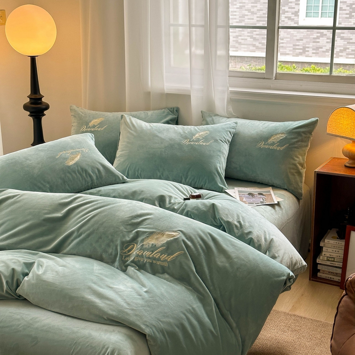 91家纺网 家纺一手货源 找家纺 爱彼家纺 2025新款牛奶绒刺绣四件套--羽毛系列-风格一 羽毛-浅水绿