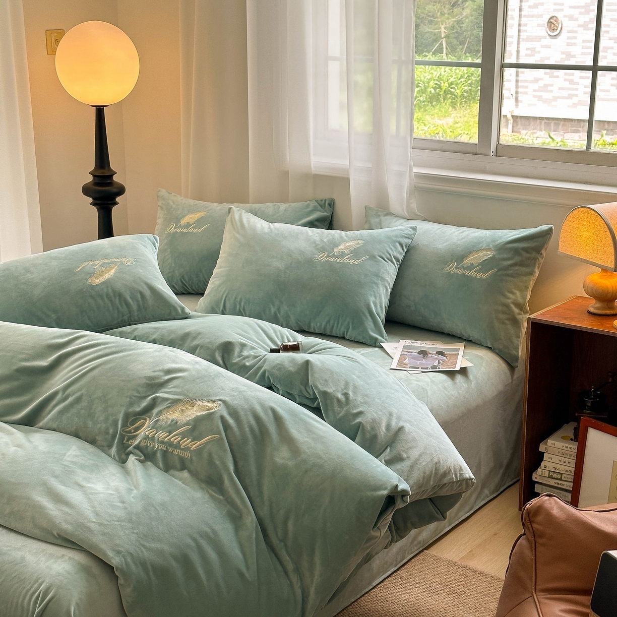 91家纺网 家纺一手货源 找家纺 爱彼家纺 2025新款牛奶绒刺绣四件套--羽毛系列-风格一 羽毛-浅水绿