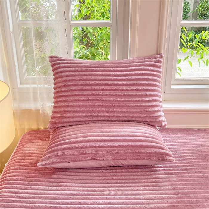 91家纺网 家纺一手货源 找家纺 梦舒羽 2025新款法莱绒枕套宿舍枕芯套单人48x74cm法兰绒兔毛绒枕头套-抽条 法莱绒抽条-云梦粉