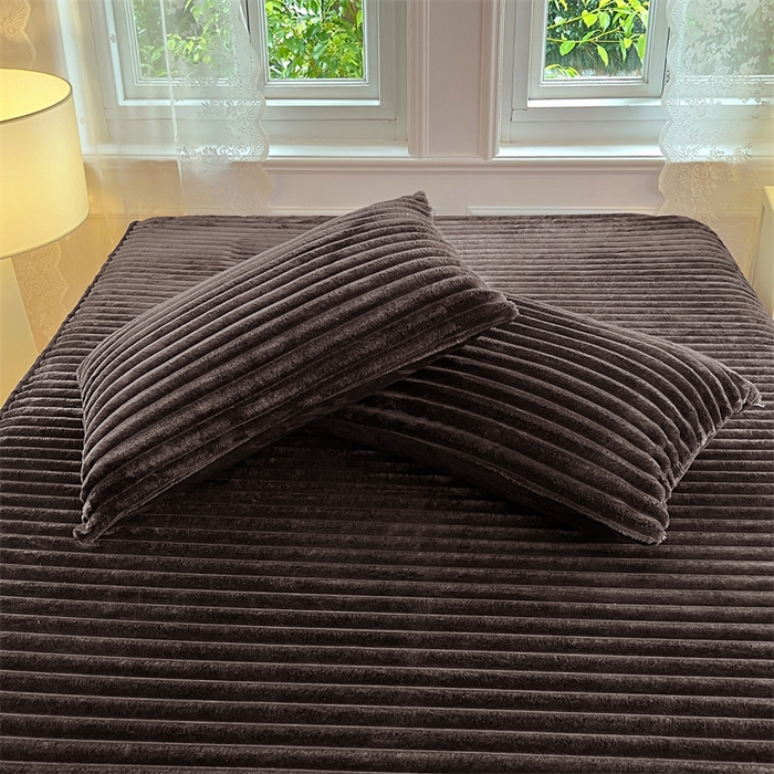 91家纺网 家纺一手货源 找家纺 梦舒羽 2025新款法莱绒枕套宿舍枕芯套单人48x74cm法兰绒兔毛绒枕头套-抽条 法莱绒抽条-咖啡色