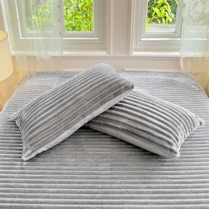 91家纺网 家纺一手货源 找家纺 梦舒羽 2025新款法莱绒枕套宿舍枕芯套单人48x74cm法兰绒兔毛绒枕头套-抽条 法莱绒抽条-烟雨灰