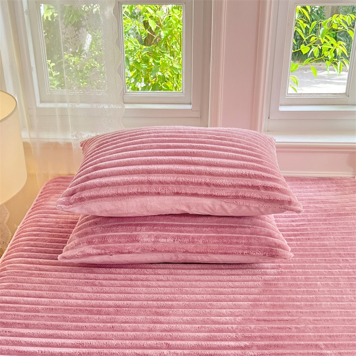 91家纺网 家纺一手货源 找家纺 梦舒羽 2025新款法莱绒枕套宿舍枕芯套单人48x74cm法兰绒兔毛绒枕头套-抽条 法莱绒抽条-云梦粉