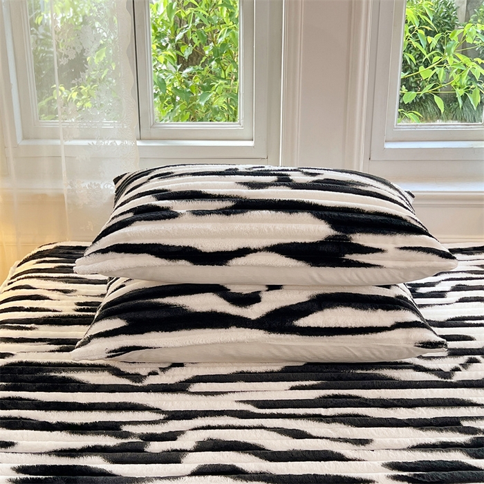 91家纺网 家纺一手货源 找家纺 梦舒羽 2025新款法莱绒枕套宿舍枕芯套单人48x74cm法兰绒兔毛绒枕头套-抽条 法莱绒抽条-梦幻墨白