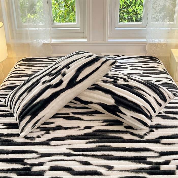 91家纺网 家纺一手货源 找家纺 梦舒羽 2025新款法莱绒枕套宿舍枕芯套单人48x74cm法兰绒兔毛绒枕头套-抽条 法莱绒抽条-梦幻墨白