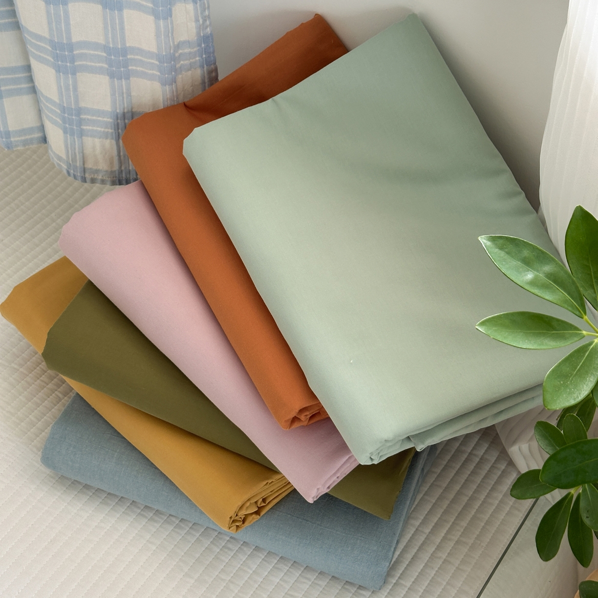 91家纺网 家纺一手货源 找家纺 玖弘家居 2025新款纯色被套格子单混搭四件套 叠拍（仅展示）