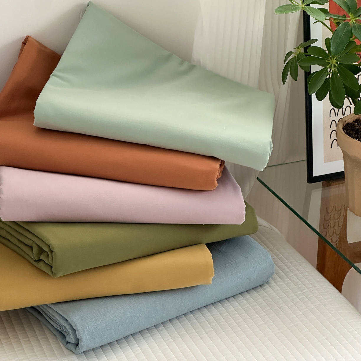 91家纺网 家纺一手货源 找家纺 玖弘家居 2025新款纯色被套格子单混搭四件套 叠拍（仅展示）