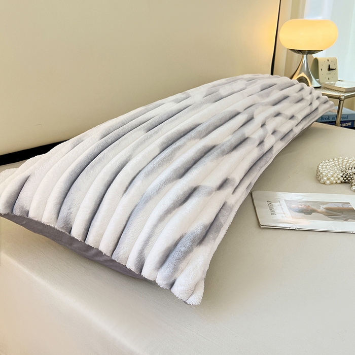 91家纺网 家纺一手货源 找家纺 梦舒羽 2025新款法莱绒双人枕套牛奶绒加长法兰绒枕芯套兔毛绒雪花绒枕头套-抽条 法莱绒抽条-梦幻浅灰