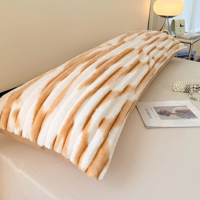 91家纺网 家纺一手货源 找家纺 梦舒羽 2025新款法莱绒双人枕套牛奶绒加长法兰绒枕芯套兔毛绒雪花绒枕头套-抽条 法莱绒抽条-梦幻奶咖