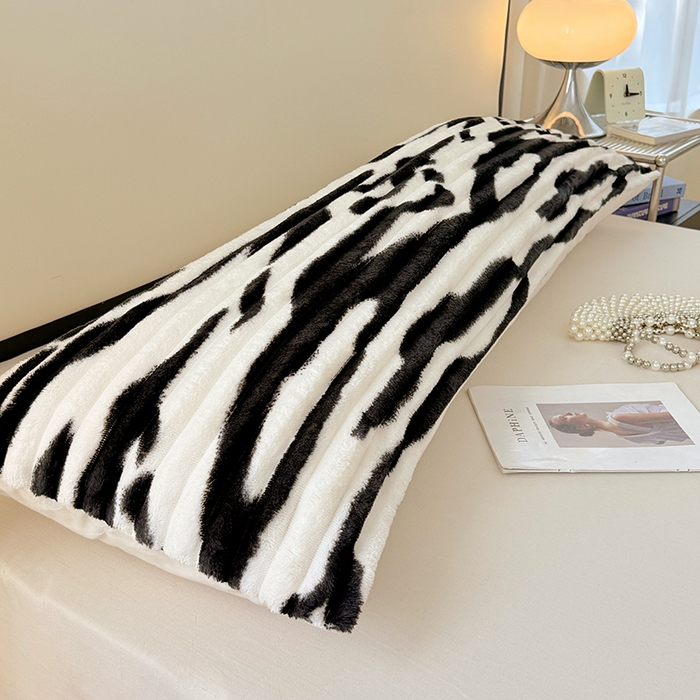 91家纺网 家纺一手货源 找家纺 梦舒羽 2025新款法莱绒双人枕套牛奶绒加长法兰绒枕芯套兔毛绒雪花绒枕头套-抽条 法莱绒抽条-梦幻墨白