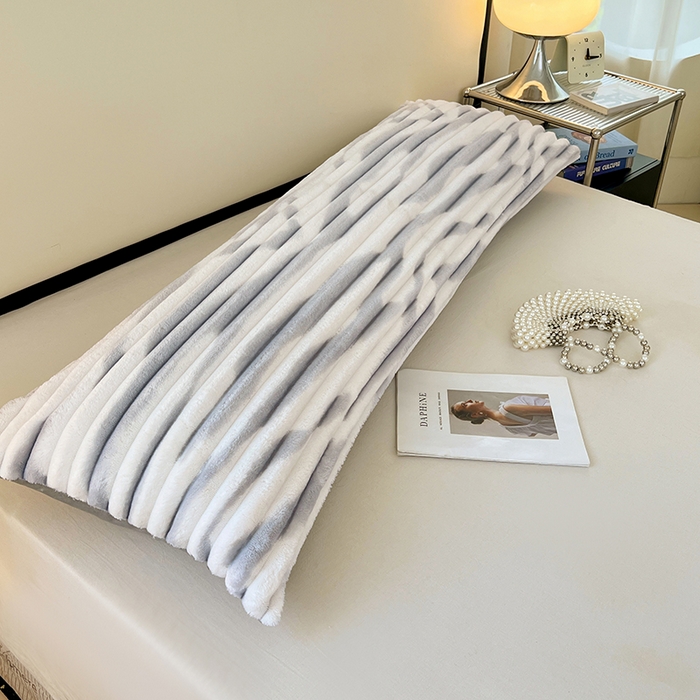 91家纺网 家纺一手货源 找家纺 梦舒羽 2025新款法莱绒双人枕套牛奶绒加长法兰绒枕芯套兔毛绒雪花绒枕头套-抽条 法莱绒抽条-梦幻浅灰