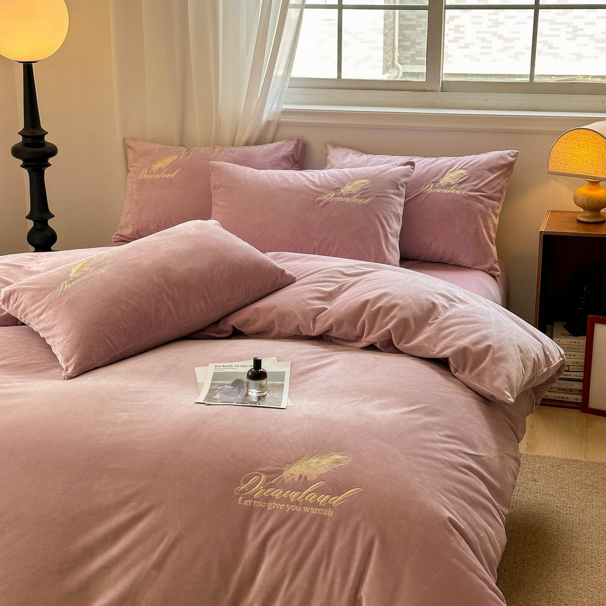 91家纺网 家纺一手货源 找家纺 爱彼家纺 2025新款牛奶绒刺绣四件套--羽毛系列-风格一 羽毛-浅紫