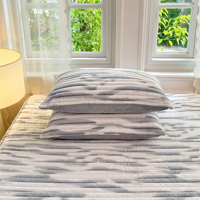 91家纺网 家纺一手货源 找家纺 梦舒羽 2025新款法莱绒枕套宿舍枕芯套单人48x74cm法兰绒兔毛绒枕头套-抽条 法莱绒抽条-梦幻浅灰