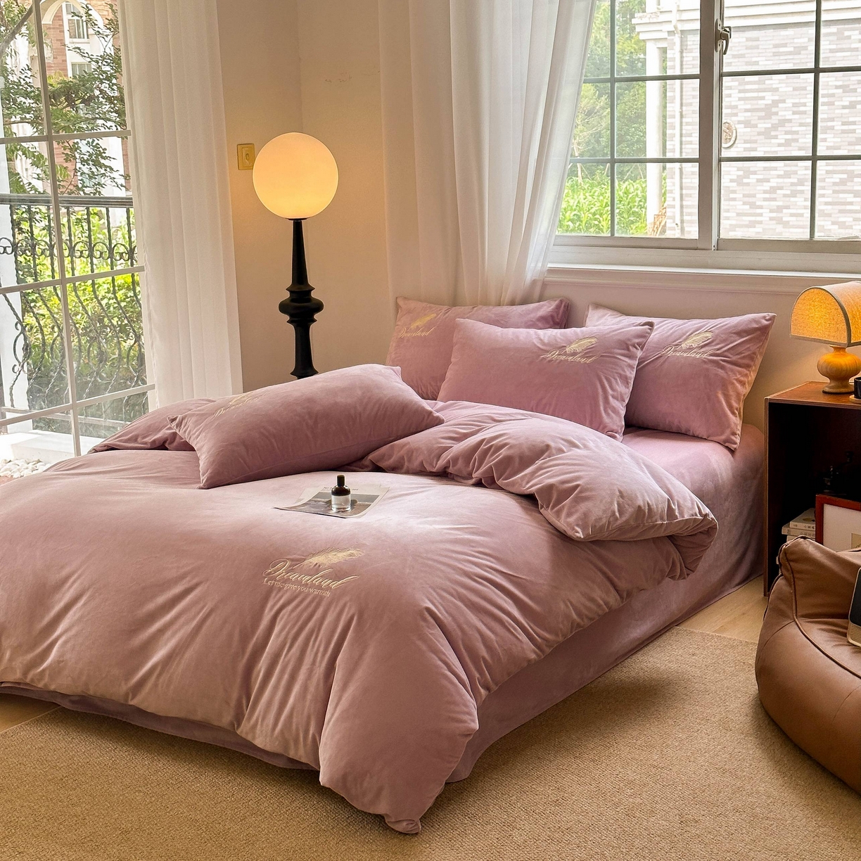 91家纺网 家纺一手货源 找家纺 爱彼家纺 2025新款牛奶绒刺绣四件套--羽毛系列-风格一 羽毛-浅紫