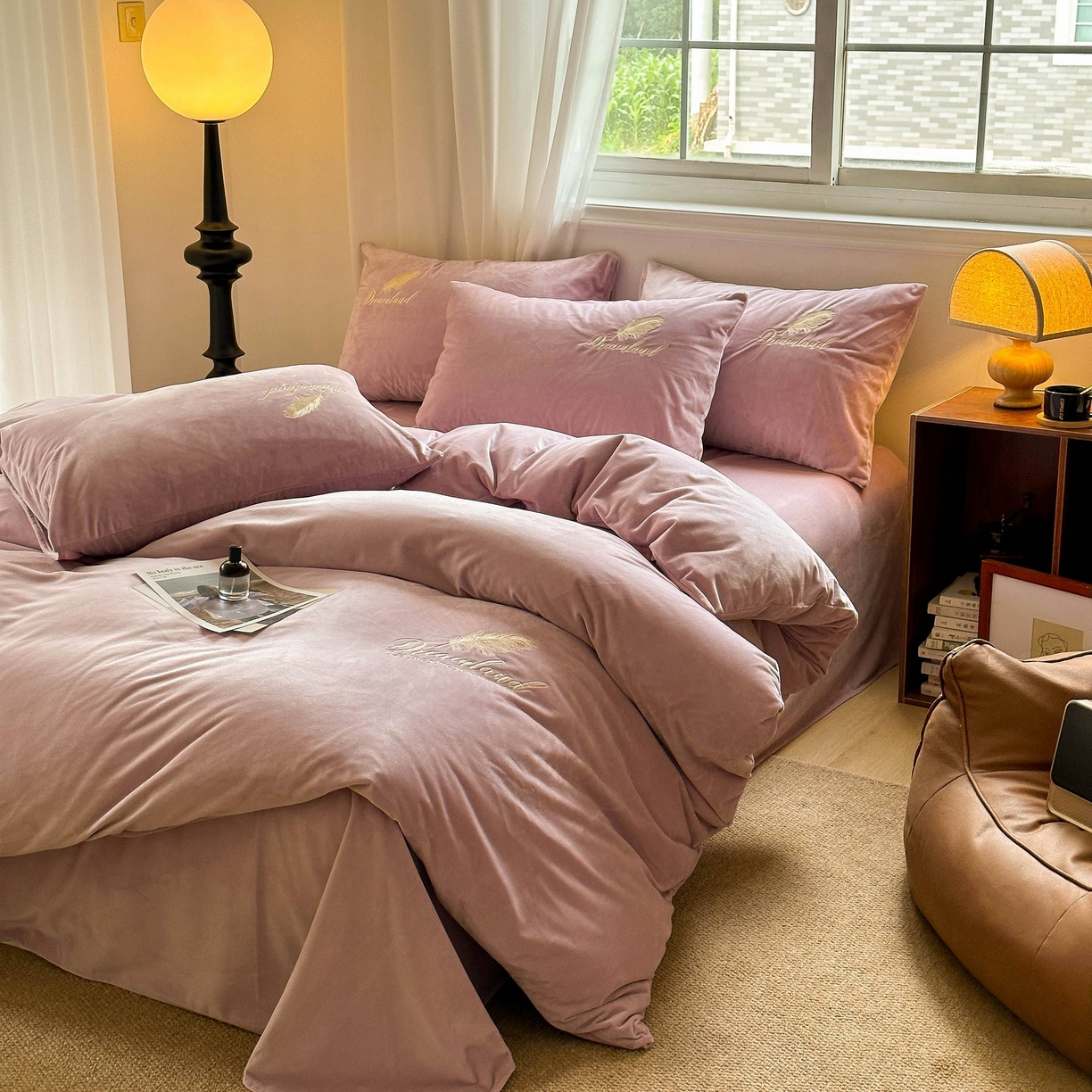 91家纺网 家纺一手货源 找家纺 爱彼家纺 2025新款牛奶绒刺绣四件套--羽毛系列-风格一 羽毛-浅紫