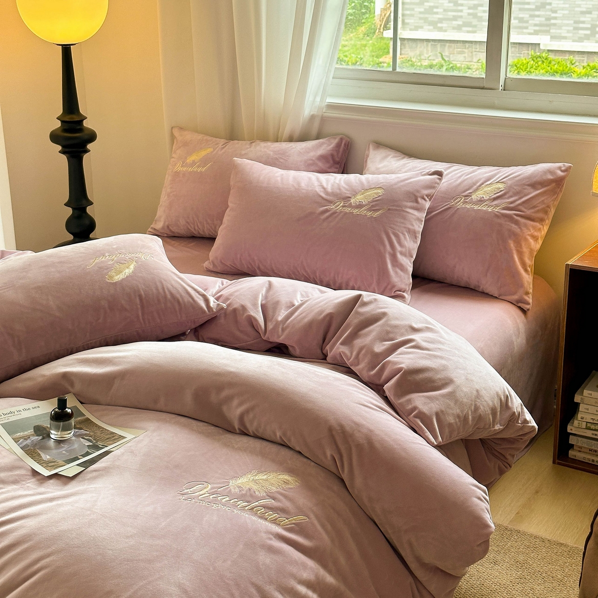 91家纺网 家纺一手货源 找家纺 爱彼家纺 2025新款牛奶绒刺绣四件套--羽毛系列-风格一 羽毛-浅紫