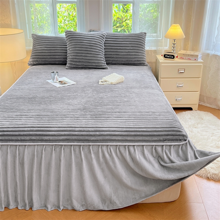 91家纺网 家纺一手货源 找家纺 圣比熊 2025新款法莱绒床裙法兰绒床垫保护罩牛奶绒兔毛绒床垫床单罩-抽条 法莱绒抽条-烟雨灰
