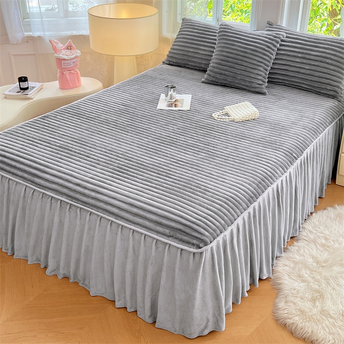 91家纺网 家纺一手货源 找家纺 圣比熊 2025新款法莱绒床裙法兰绒床垫保护罩牛奶绒兔毛绒床垫床单罩-抽条 法莱绒抽条-烟雨灰