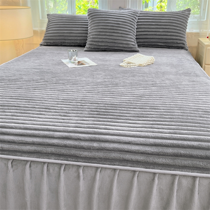 91家纺网 家纺一手货源 找家纺 圣比熊 2025新款法莱绒床裙法兰绒床垫保护罩牛奶绒兔毛绒床垫床单罩-抽条 法莱绒抽条-烟雨灰