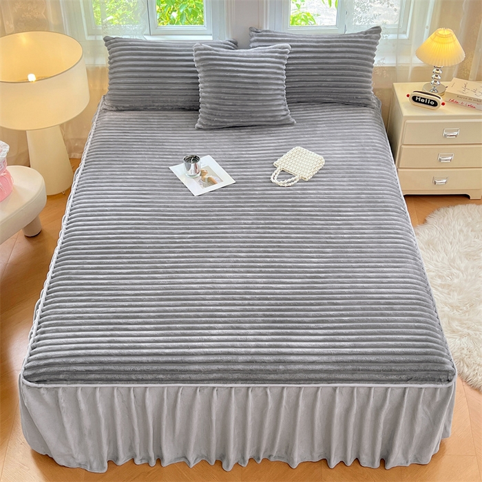 91家纺网 家纺一手货源 找家纺 圣比熊 2025新款法莱绒床裙法兰绒床垫保护罩牛奶绒兔毛绒床垫床单罩-抽条 法莱绒抽条-烟雨灰