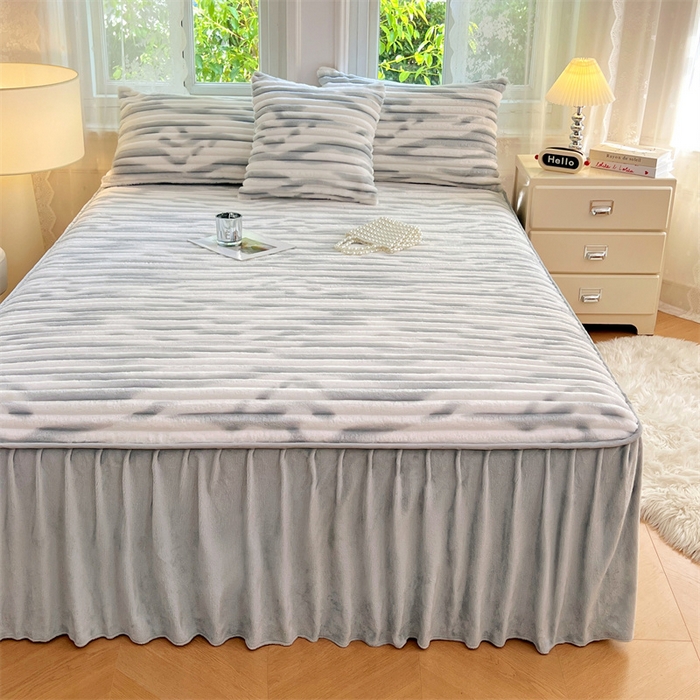 91家纺网 家纺一手货源 找家纺 圣比熊 2025新款法莱绒床裙法兰绒床垫保护罩牛奶绒兔毛绒床垫床单罩-抽条 法莱绒抽条-梦幻浅灰