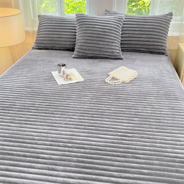 91家纺网 家纺一手货源 找家纺 圣比熊 2025新款法莱绒床裙法兰绒床垫保护罩牛奶绒兔毛绒床垫床单罩-抽条 法莱绒抽条-烟雨灰
