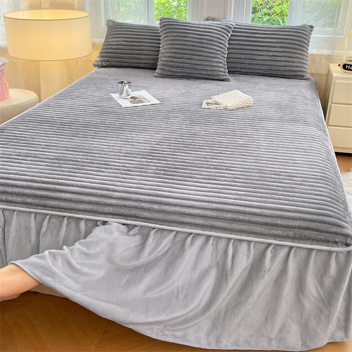 91家纺网 家纺一手货源 找家纺 圣比熊 2025新款法莱绒床裙法兰绒床垫保护罩牛奶绒兔毛绒床垫床单罩-抽条 法莱绒抽条-烟雨灰