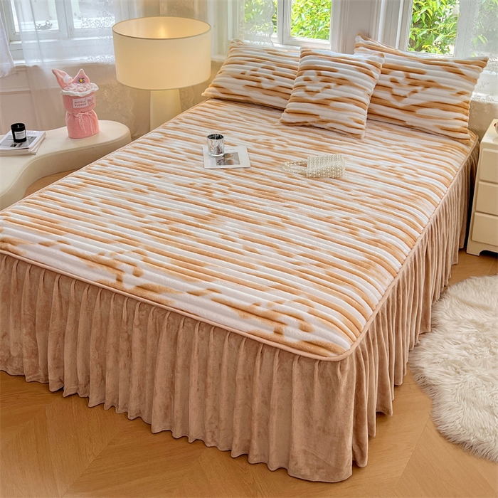 91家纺网 家纺一手货源 找家纺 圣比熊 2025新款法莱绒床裙法兰绒床垫保护罩牛奶绒兔毛绒床垫床单罩-抽条 法莱绒抽条-梦幻奶咖