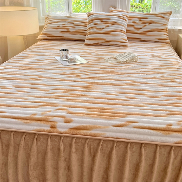 91家纺网 家纺一手货源 找家纺 圣比熊 2025新款法莱绒床裙法兰绒床垫保护罩牛奶绒兔毛绒床垫床单罩-抽条 法莱绒抽条-梦幻奶咖