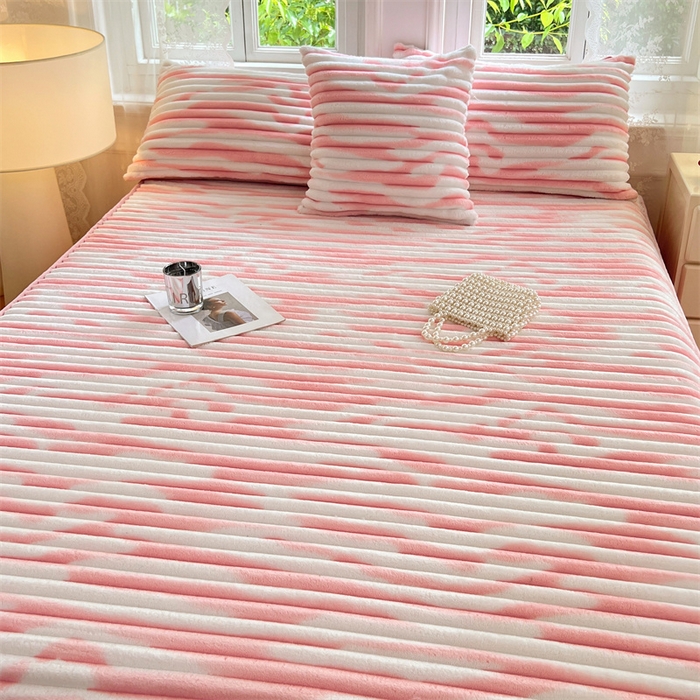 91家纺网 家纺一手货源 找家纺 圣比熊 2025新款法莱绒床裙法兰绒床垫保护罩牛奶绒兔毛绒床垫床单罩-抽条 法莱绒抽条-梦幻樱粉