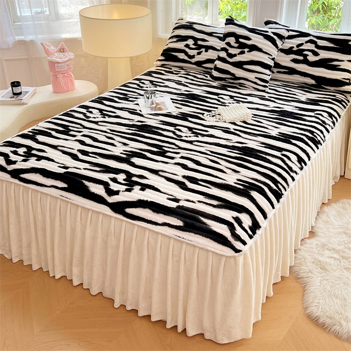 91家纺网 家纺一手货源 找家纺 圣比熊 2025新款法莱绒床裙法兰绒床垫保护罩牛奶绒兔毛绒床垫床单罩-抽条 法莱绒抽条-梦幻墨白