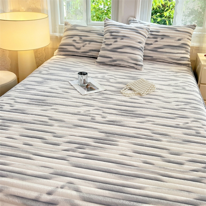 91家纺网 家纺一手货源 找家纺 圣比熊 2025新款法莱绒床裙法兰绒床垫保护罩牛奶绒兔毛绒床垫床单罩-抽条 法莱绒抽条-梦幻浅灰