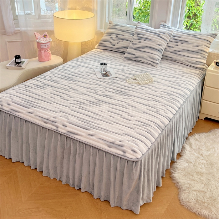 91家纺网 家纺一手货源 找家纺 圣比熊 2025新款法莱绒床裙法兰绒床垫保护罩牛奶绒兔毛绒床垫床单罩-抽条 法莱绒抽条-梦幻浅灰