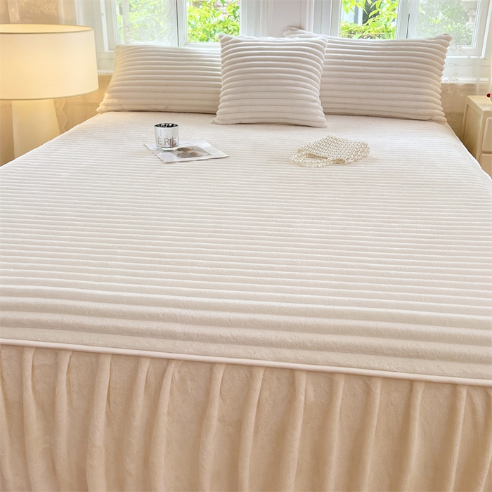 91家纺网 家纺一手货源 找家纺 圣比熊 2025新款法莱绒床裙法兰绒床垫保护罩牛奶绒兔毛绒床垫床单罩-抽条 法莱绒抽条-晨曦白