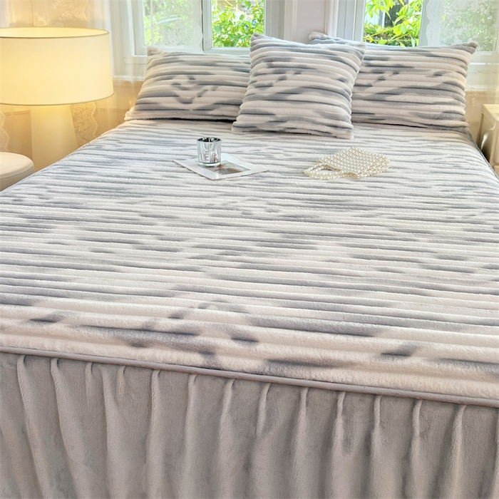 91家纺网 家纺一手货源 找家纺 圣比熊 2025新款法莱绒床裙法兰绒床垫保护罩牛奶绒兔毛绒床垫床单罩-抽条 法莱绒抽条-梦幻浅灰