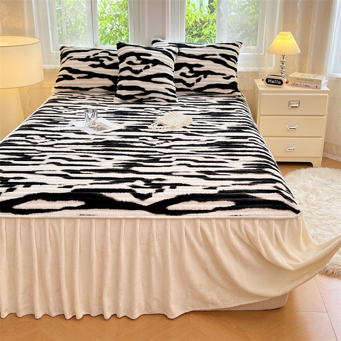 91家纺网 家纺一手货源 找家纺 圣比熊 2025新款法莱绒床裙法兰绒床垫保护罩牛奶绒兔毛绒床垫床单罩-抽条 法莱绒抽条-梦幻墨白