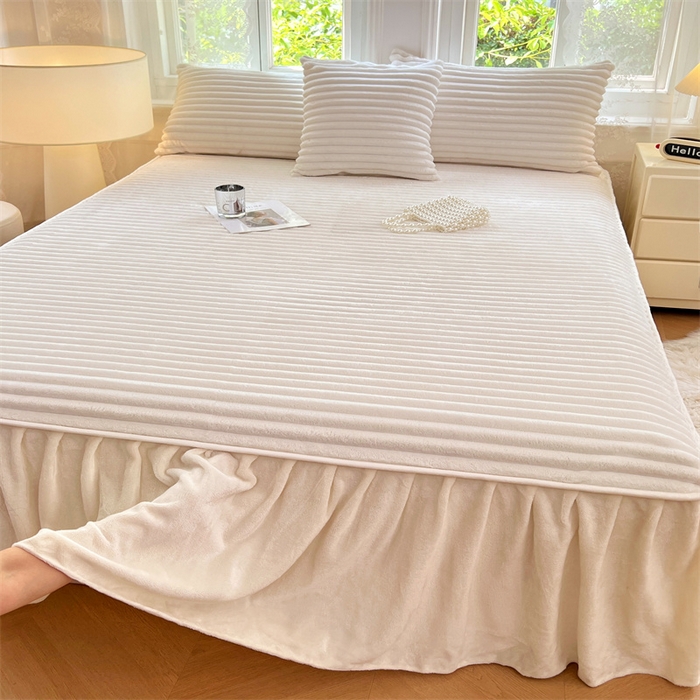 91家纺网 家纺一手货源 找家纺 圣比熊 2025新款法莱绒床裙法兰绒床垫保护罩牛奶绒兔毛绒床垫床单罩-抽条 法莱绒抽条-晨曦白