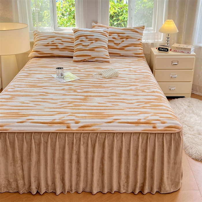 91家纺网 家纺一手货源 找家纺 圣比熊 2025新款法莱绒床裙法兰绒床垫保护罩牛奶绒兔毛绒床垫床单罩-抽条 法莱绒抽条-梦幻奶咖