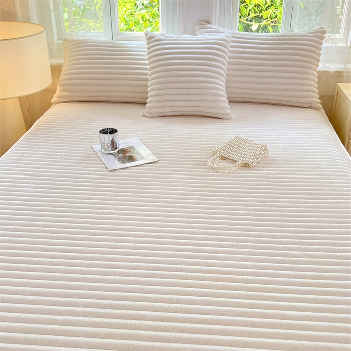 91家纺网 家纺一手货源 找家纺 圣比熊 2025新款法莱绒床裙法兰绒床垫保护罩牛奶绒兔毛绒床垫床单罩-抽条 法莱绒抽条-晨曦白