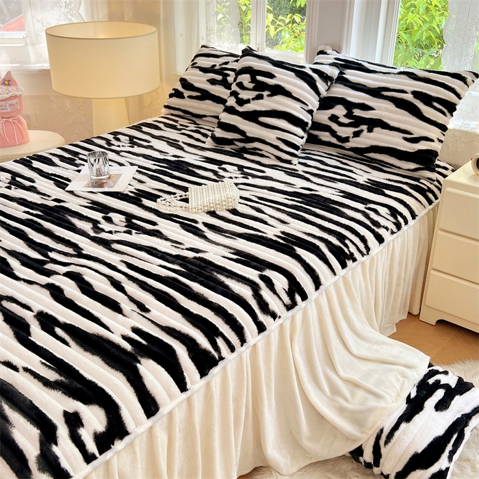 91家纺网 家纺一手货源 找家纺 圣比熊 2025新款法莱绒床裙法兰绒床垫保护罩牛奶绒兔毛绒床垫床单罩-抽条 法莱绒抽条-梦幻墨白