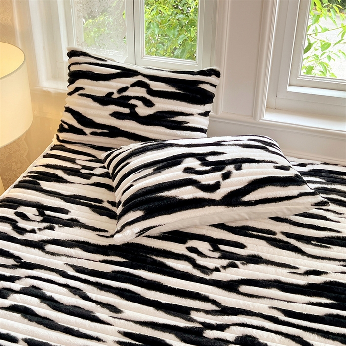 91家纺网 家纺一手货源 找家纺 圣比熊 2025新款法莱绒床裙法兰绒床垫保护罩牛奶绒兔毛绒床垫床单罩-抽条 法莱绒抽条-梦幻墨白