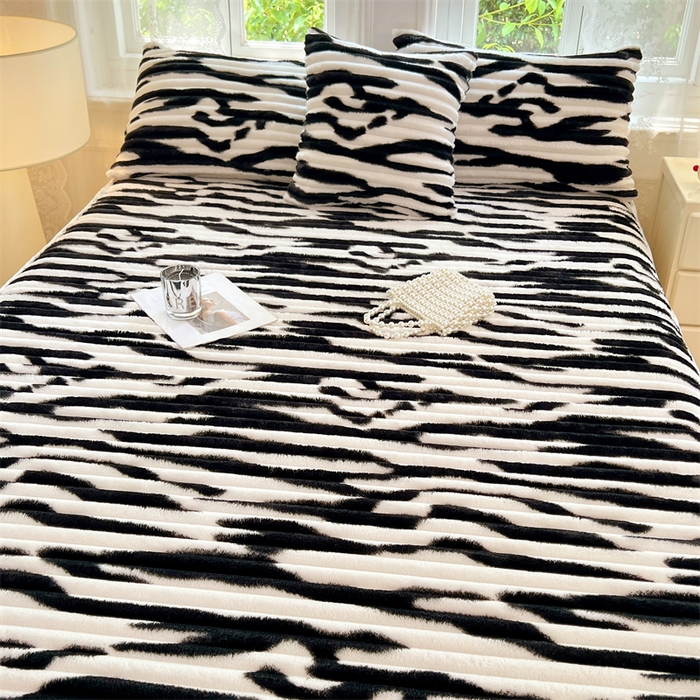 91家纺网 家纺一手货源 找家纺 圣比熊 2025新款法莱绒床裙法兰绒床垫保护罩牛奶绒兔毛绒床垫床单罩-抽条 法莱绒抽条-梦幻墨白