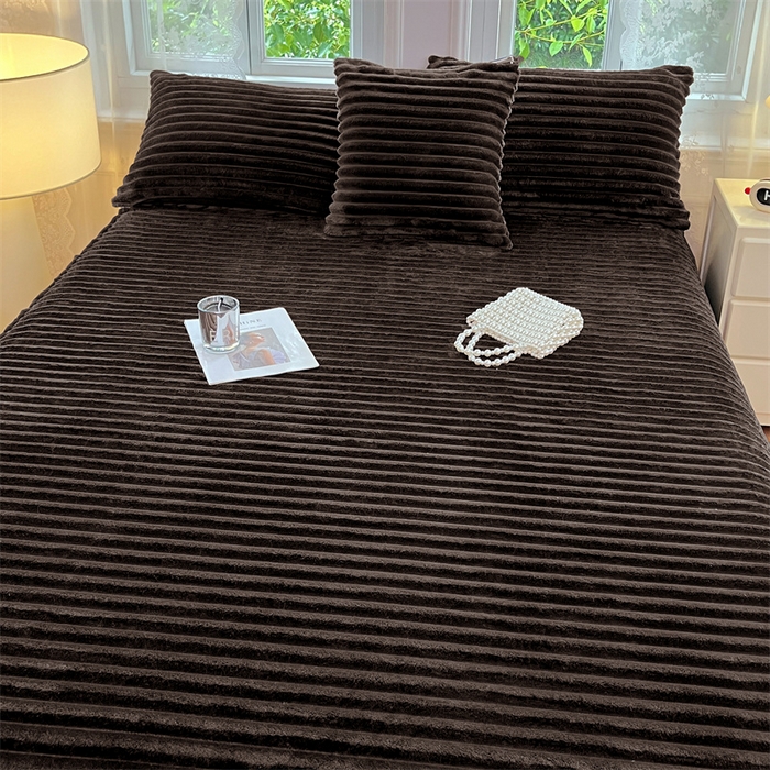 91家纺网 家纺一手货源 找家纺 圣比熊 2025新款法莱绒床裙法兰绒床垫保护罩牛奶绒兔毛绒床垫床单罩-抽条 法莱绒抽条-咖啡色