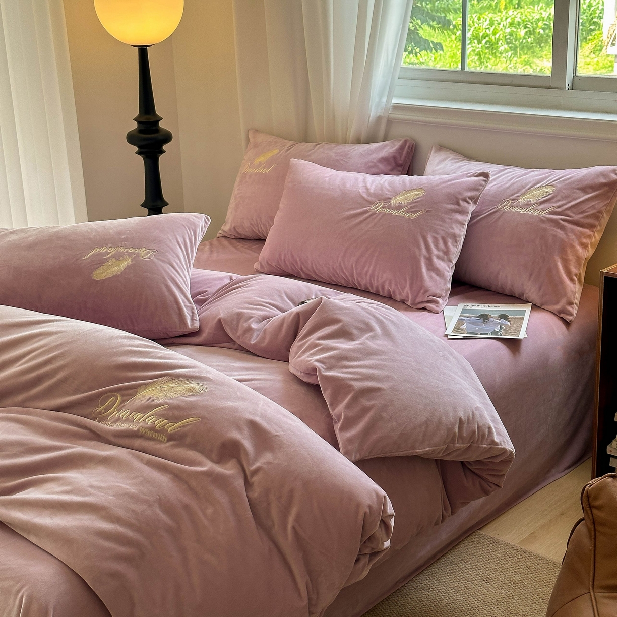 91家纺网 家纺一手货源 找家纺 爱彼家纺 2025新款牛奶绒刺绣四件套--羽毛系列-风格一 羽毛-浅紫